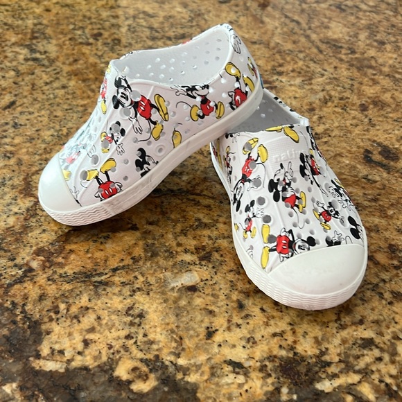 Native toddler Disney shoes size 5 - Picture 3 of 5